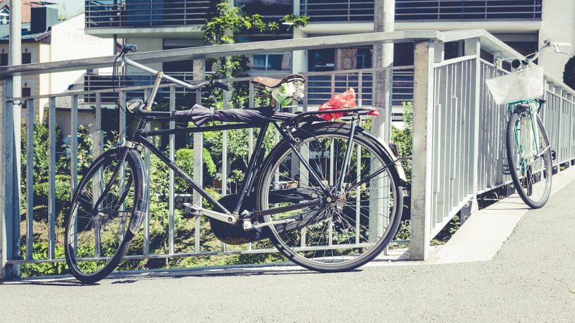 Vélo avec parapluie contre une barrière